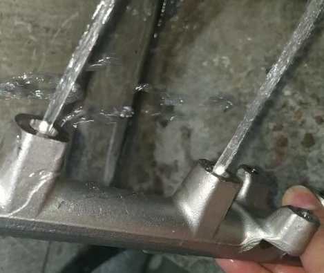 測(cè)試燃油共軌管，看用斯曼克水粒流去毛刺前后有何區(qū)別？