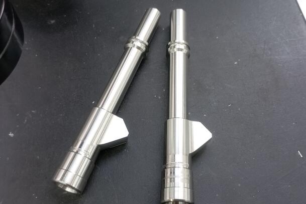 對豬好點，磨粒流用于注射器架交叉孔去毛刺！