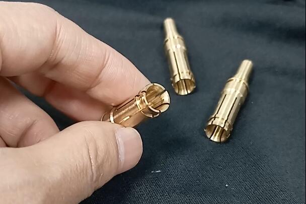 新能源汽車充電樁銅插孔細縫去毛刺，磨粒流拋光設(shè)備能做嗎？