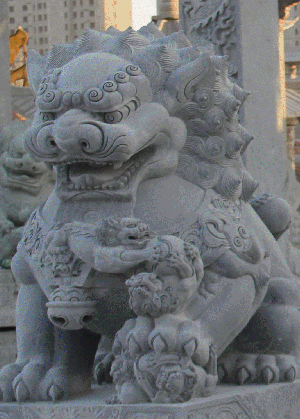 北京石雕獅子制作要點(diǎn)，底座要雕刻精美，獅子雕塑要雄偉。也可以在石雕獅子上在做仿銅處理。