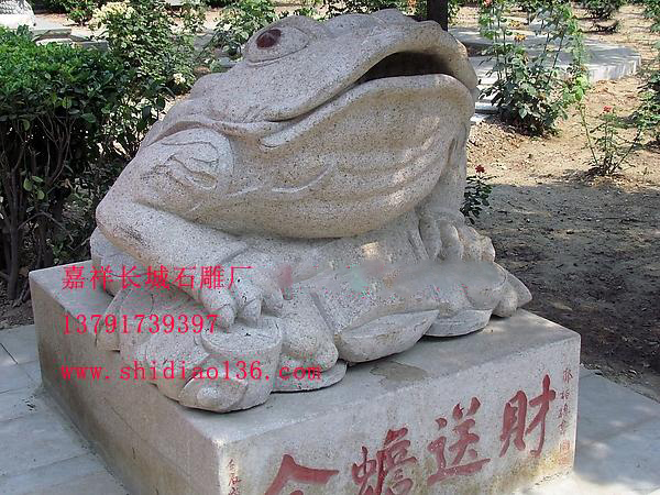 在風(fēng)水行業(yè)里最多的被注重的就是財氣，這個時候有一種吉祥的動物景經(jīng)常被人們擺放在家宅當(dāng)中，這就是聚財金蟾雕刻，而這種聚財金蟾雕刻的寓意就在于吸納財氣，成為現(xiàn)在很多的商業(yè)人家最為喜愛的雕刻作品。