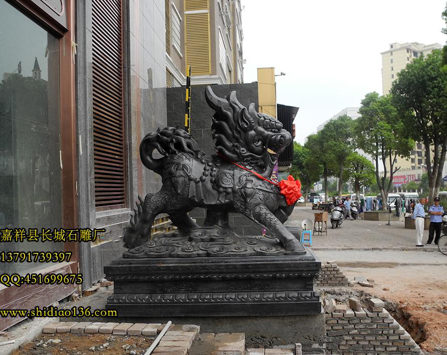 很多朋友都應(yīng)該見過雕刻完成的吉祥麒麟，不光是從影視作品中還是現(xiàn)實生活中，在人們生活中的周圍有不少的麒麟雕刻。