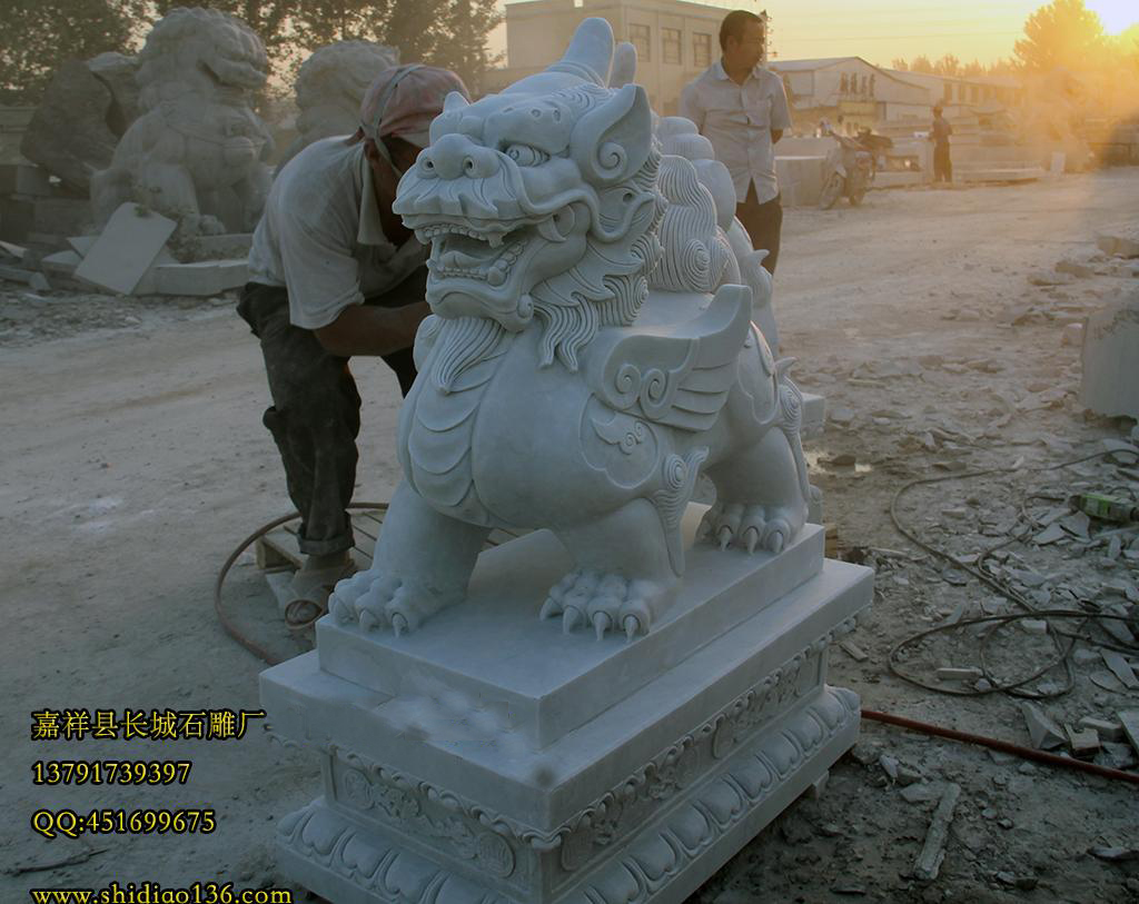 石雕貔貅寓意深刻，它在古代就是帝王鐘情的吉祥物，希望自己國家繁榮昌盛，源遠(yuǎn)流長，人民富足，幸福安康，它的雕刻技藝流芳百世，古往今來，每個(gè)想讓自己生意興隆的顧客都會(huì)選擇它為自己招來財(cái)運(yùn)。